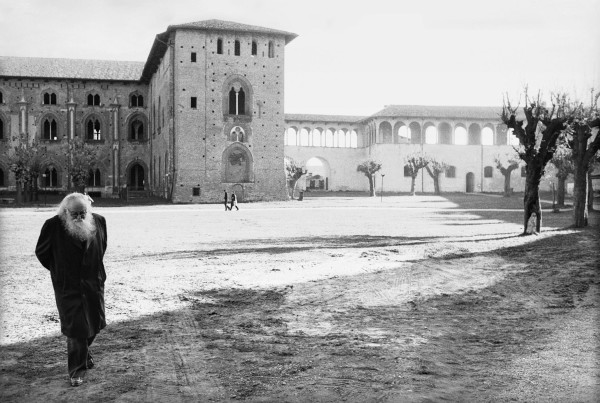 Pierre Restany a Castello di Vigevano, 2001. Foto © Archivio Garghetti