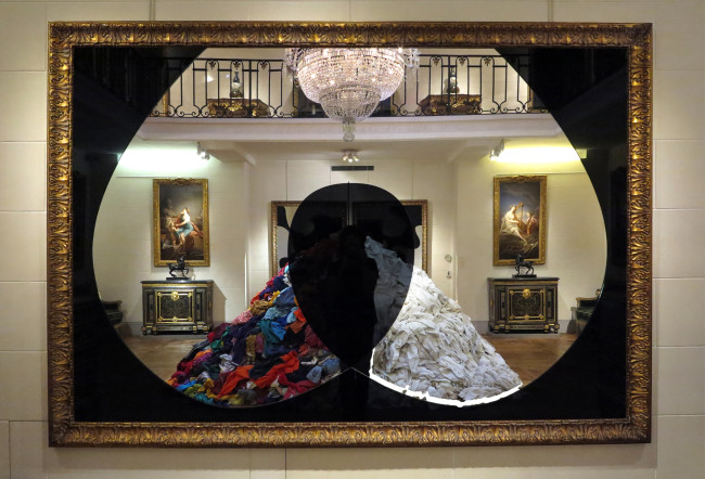 Michelangelo Pistoletto, Buco nero, 2010. Specchio nero e argento, legno dorato cm 173x250. Courtesy GALLERIA CONTINUA, San Gimignano / Beijing / Les Moulins / Habana
