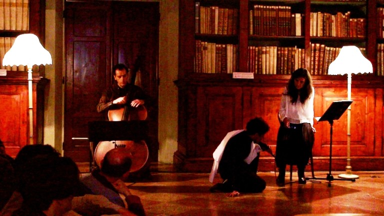 Tagliare e cucire parole: Nuvole. Casa. di Jelinek in scena con Chiara Guidi