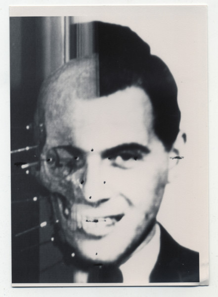 Ritratto di Josef Mengele proveniente dagli archivi SS e di Wolfgang Gerhard (lo pseudonimo di Mengele) ritrovata nell’abitazione dei Bossert in Brasile, coppia che lo ospitò sino alla sua morte. Queste immagini riportano le annotazioni di Richard Helmer, 24 punti che delineano i profili del volto. Courtesy Maja Helmer. © Behördengutachten i.S. von 256 StPD, Lichtbildgutachten Mengele, Josef, geb. 16.03.11 in Güzburg. Bundeskriminalamt, Wiesbaden, June, 14, 1985, courtesy Maja Helmer