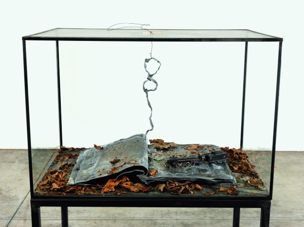 Ouroboros, 2014 Verre, métal, plomb, feuilles séchées et plastique 132 x 90 x 60 cm Collection particulière Photo : © Georges Poncet