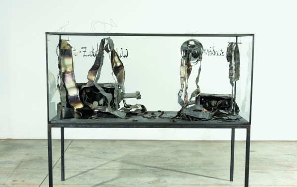 Welt-Zeit – Lebenszeit [Temps du monde - Temps de la vie] 2015 Verre, métal, plomb, photographies sur plomb, goudron et encre 152 x 180 x 70 cm Collection particulière Photo : © Georges Poncet