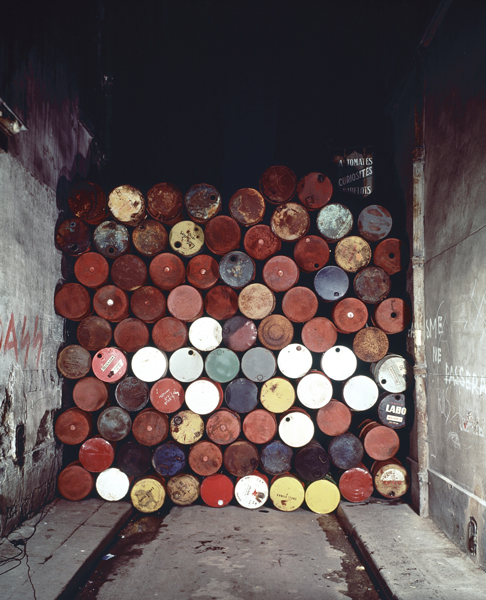 Christo and Jeanne Claude, Wall of Oil Barrels – Iron Curtain, Rue Visconti, Paris, 1961-62 June 27, 1962 89 oil barrels Photo Jean Dominique Lajoux © Christo 1962