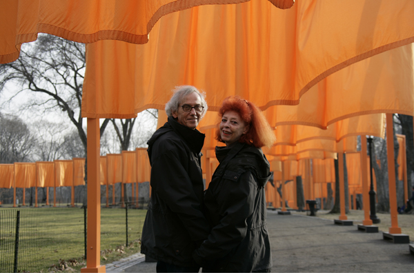 Christo et Jeanne–Claude during the work of art "The Gates, Central Park, New York City, 1979-2005" Photo Wolfgang Voltz © Christo 2005
