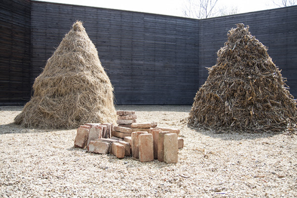 OHO Group/CTC (Comunità Temporanea di Costruzione), Haystack, Corn, Bricks, 1969, Ricostruzione dell’installazione, 2016, Fieno, granoturco, mattoni, dimensioni variabili, Realizzazione: Collettivo CTC