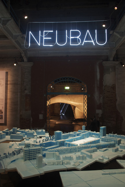 Bel Sozietät für Architektur. Neubau – on Königsberger Strasse und Aleppoer Strasse. 15. Mostra Internazionale di Architettura - La Biennale di Venezia,REPORTING FROM THE FRONT. Photo by: Italo Rondinella. Courtesy: La Biennale di Venezia