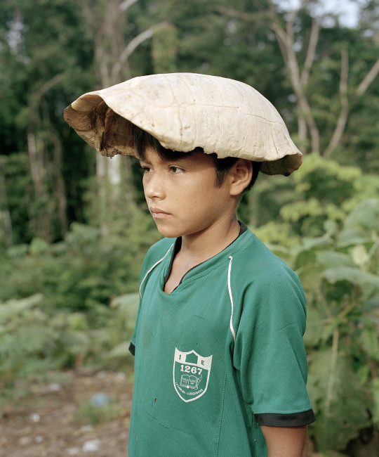 dalla serie The Jungle Show, di Yann Gross, The Turtle Cap, Shapajal, Rio Curaray, 2015. Courtesy of the artist