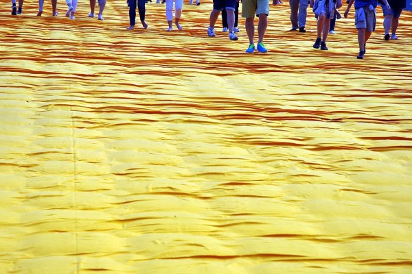 Christo- the floating piers - ph Harald Bischoff (Opera propria) [CC BY-SA 3.0 (http://creativecommons.org/licenses/by-sa/3.0)], attraverso Wikimedia Commons