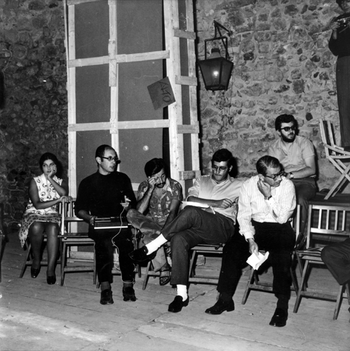 ARTE POVERA+AZIONI POVERE, AMALFI, OTTOBRE 1968. PAUSA IN PREPARAZIONE DI UN'ASSEMBLEA. DA DESTRA A SINISTRA: MARCELLO RUMMA (IN ALTO), FILIBERTO MENNA, GERMANO CELANT, ACHILLE BONITO OLIVA, TOMMASO TRINI. COURTESY LIA RUMMA ARCHIVES, NAPOLI-MILANO. FOTO BRUNO MANCONI