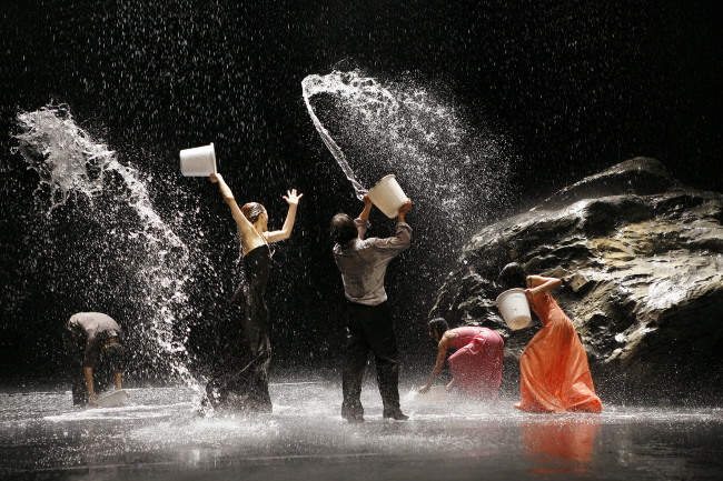 Scena dello spettacolo di Pina Bausch Vollmond. Wuppertal, maggio 2006. Foto: Laurent Philippe © Laurent Philippe