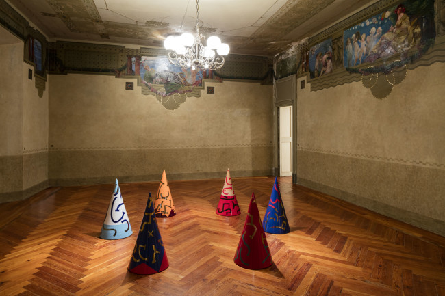 Carla Accardi, coni ceramica policroma, dimensioni variabili, 6 pezzi cad. cm 79 x ø 41, 2003, courtesy Galleria Enrico Astuni, ph. Agostino Osio