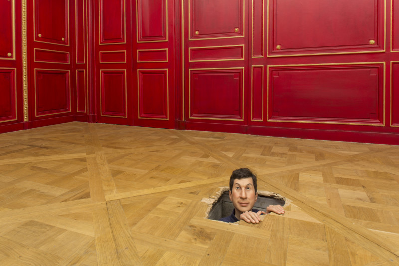 Maurizio Cattelan, Senza titolo, 2001, resina poliestere, cera, pimenti, capelli naturali. Photo : Zeno Zotti. Vista della mostra Maurizio Cattelan, Not Afraid of Love, Monnaie de Paris