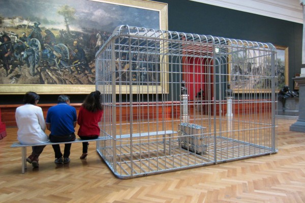 The cage the bench and the luggage, 2011. Acciaio zincato e valigia di alluminio con lucchetti e catena. Collezione dell’artista, Courtesy Zoo Zone Art Forum