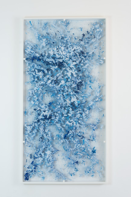 Alfredo Pirri, Arie, 2014. Plexiglass, piume e colore, 208 x 108 cm Courtesy collezione privata 