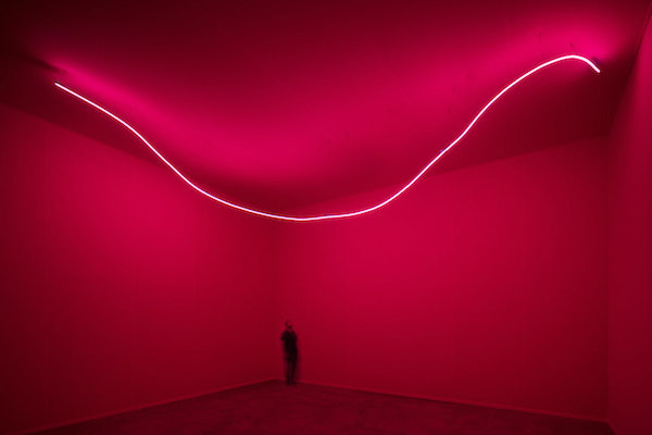 Lucio Fontana, Struttura al neon per laIX Triennale di Milano, 1951/2017, veduta dell’installazione in Pirelli HangarBicocca, Milano, 2017. Courtesy Pirelli HangarBicocca,Milano. ©Fondazione Lucio Fontana. Foto: Agostino Osio