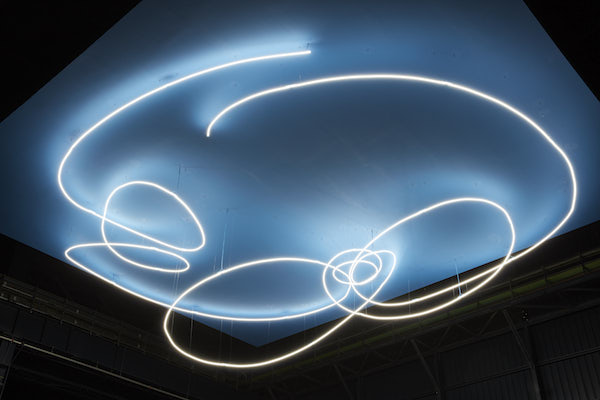 Lucio Fontana, Ambientespaziale con neon, 1967/2017, veduta dell’installazione in Pirelli HangarBicocca, Milano, 2017. Courtesy Pirelli HangarBicocca, Milano. ©Fondazione Lucio Fontana.  Foto: Agostino Osio  