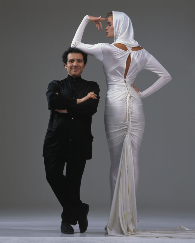 Azzedine Alaïa con Elle McPherson 1986. Photo by Gilles Bensimon. Courtesy of Azzedine Alaia Press Office