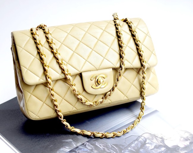 Moda e vintage. Una borsa che acquista valore con il tempo: il modello 2.55 di Chanel – Wikimedia Commons